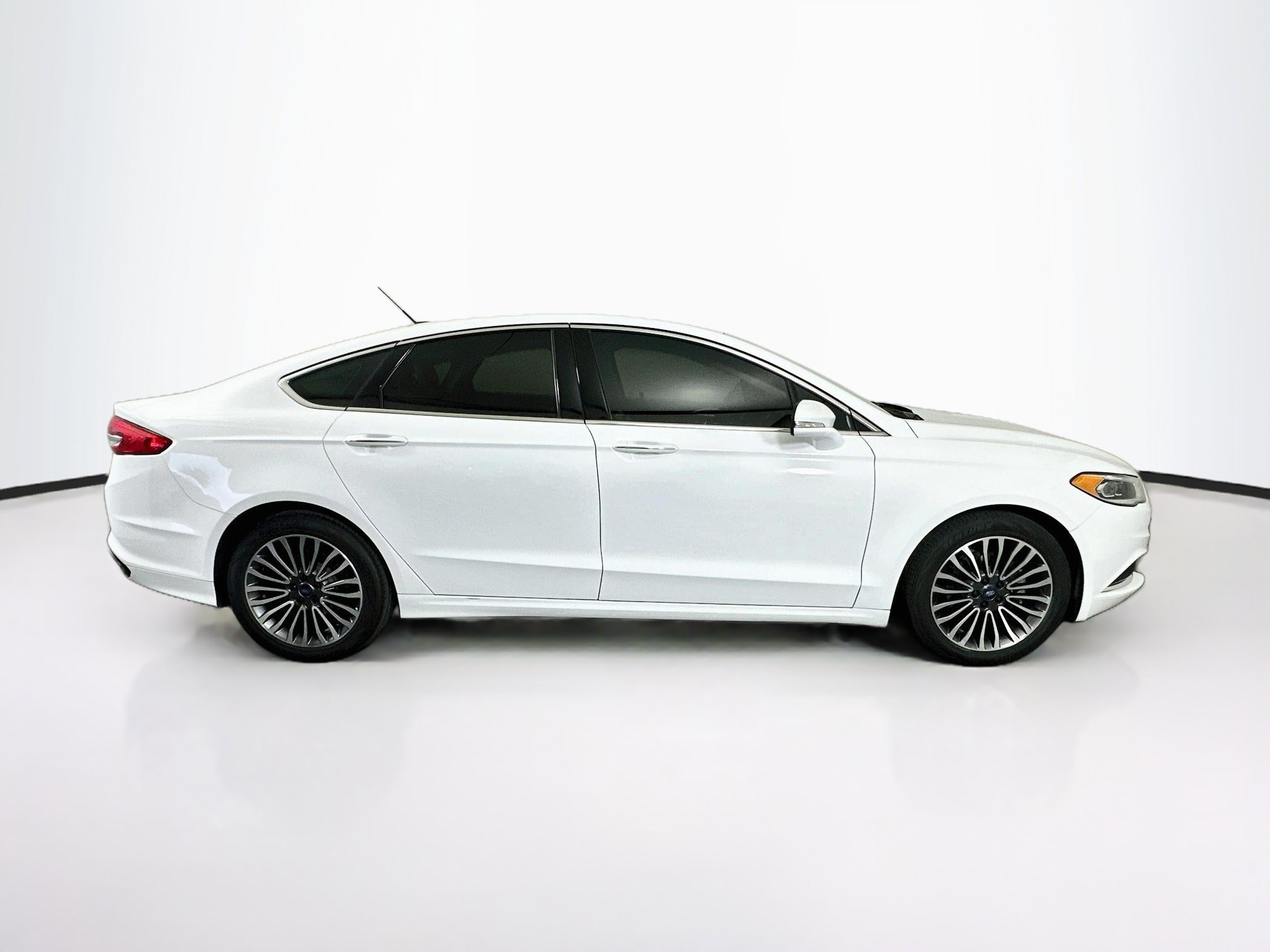 Used 2018 Ford Fusion SE w/ Fusion SE Technology Package FWD image 10