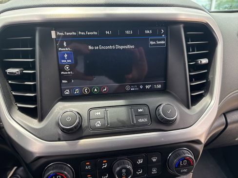 Used 2023 GMC Acadia SLT w/ Preferred Package FWD image 4