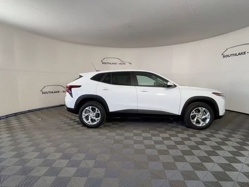 Used 2025 Chevrolet Trax LS w/ LS Convenience Package image 9