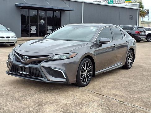Used 2023 Toyota Camry SE FWD image 3
