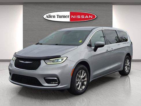 Used 2023 Chrysler Pacifica Touring-L image 6