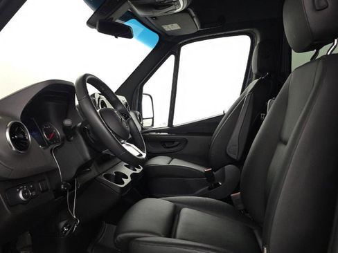 Used 2025 Mercedes-Benz Sprinter 2500 image 7