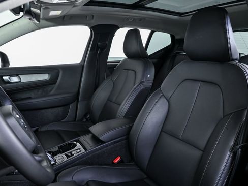 Certified 2025 Volvo XC40 B5 Plus image 7