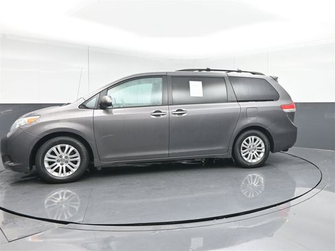 Used 2013 Toyota Sienna XLE image 8