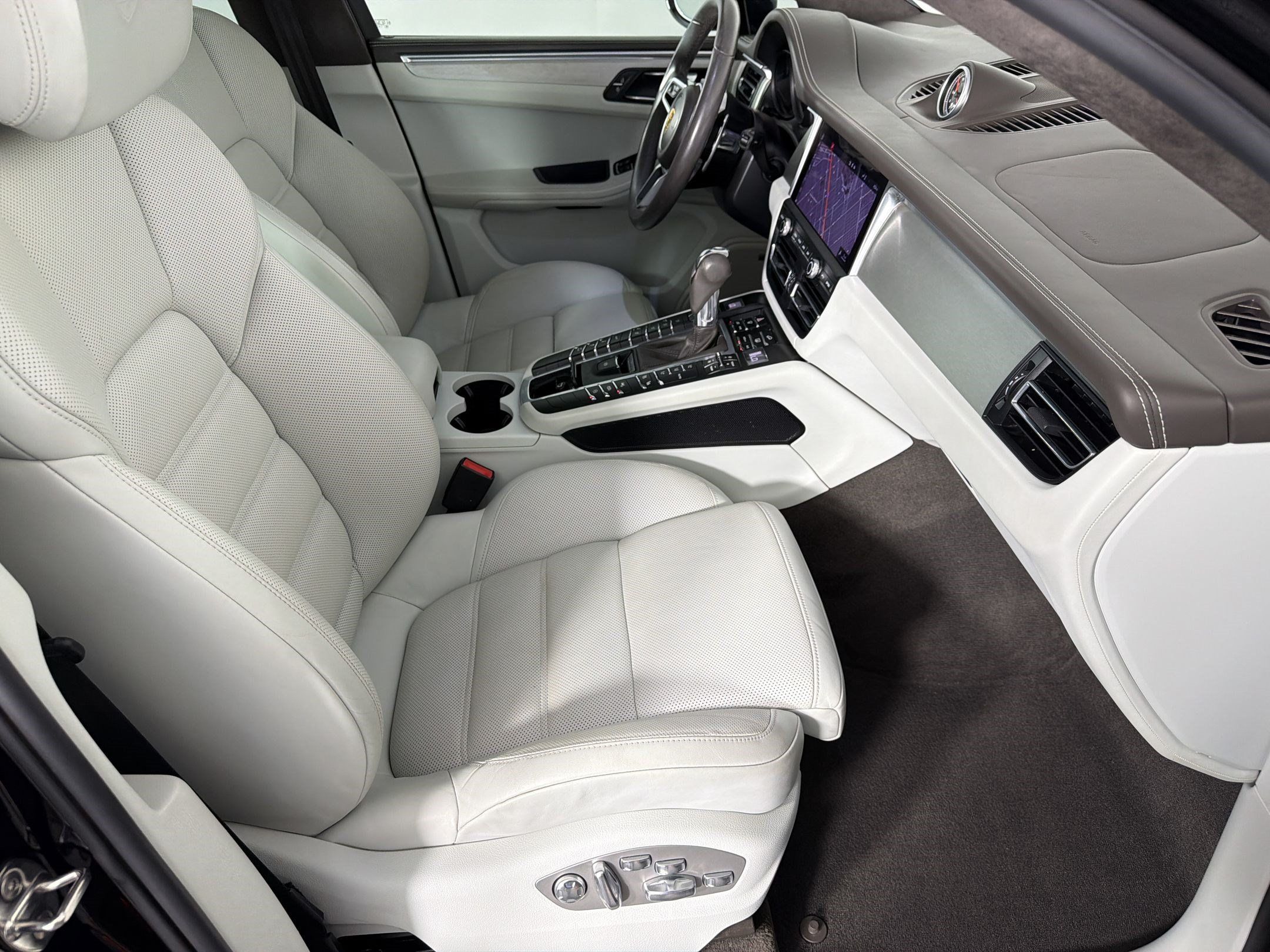 Certified 2021 Porsche Macan Turbo AWD/4WD image 23