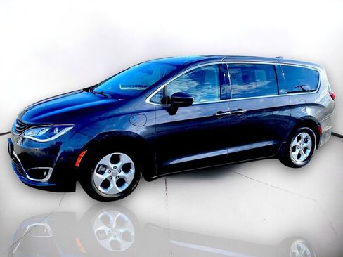 Used 2018 Chrysler Pacifica Touring Plus image 2