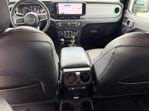 Used 2025 Jeep Wrangler Unlimited Sahara w/ Technology Group AWD/4WD image 22