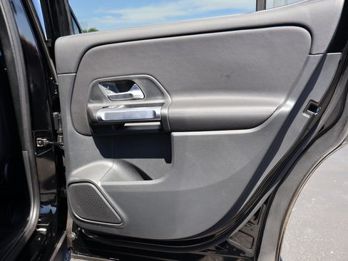 Used 2025 Mercedes-Benz GLB 250 image 23