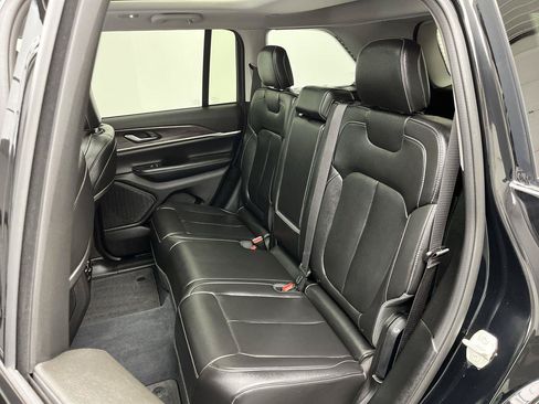 Used 2023 Jeep Grand Cherokee Limited w/ Black Appearance Package AWD/4WD image 12