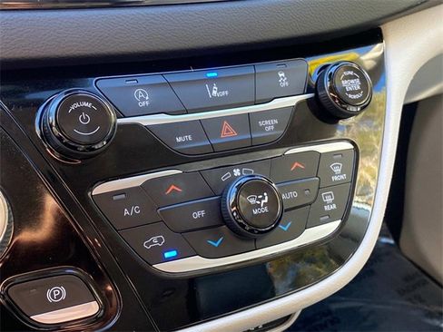 Used 2022 Chrysler Pacifica Touring-L image 23