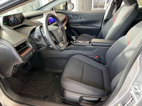 New 2025 Toyota Prius Plug-In Hybrid image 9
