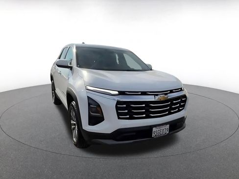 Used 2025 Chevrolet Equinox LT image 3