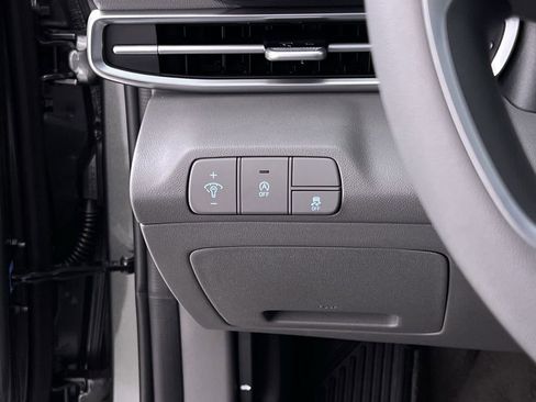 Used 2025 Hyundai Elantra SE image 27