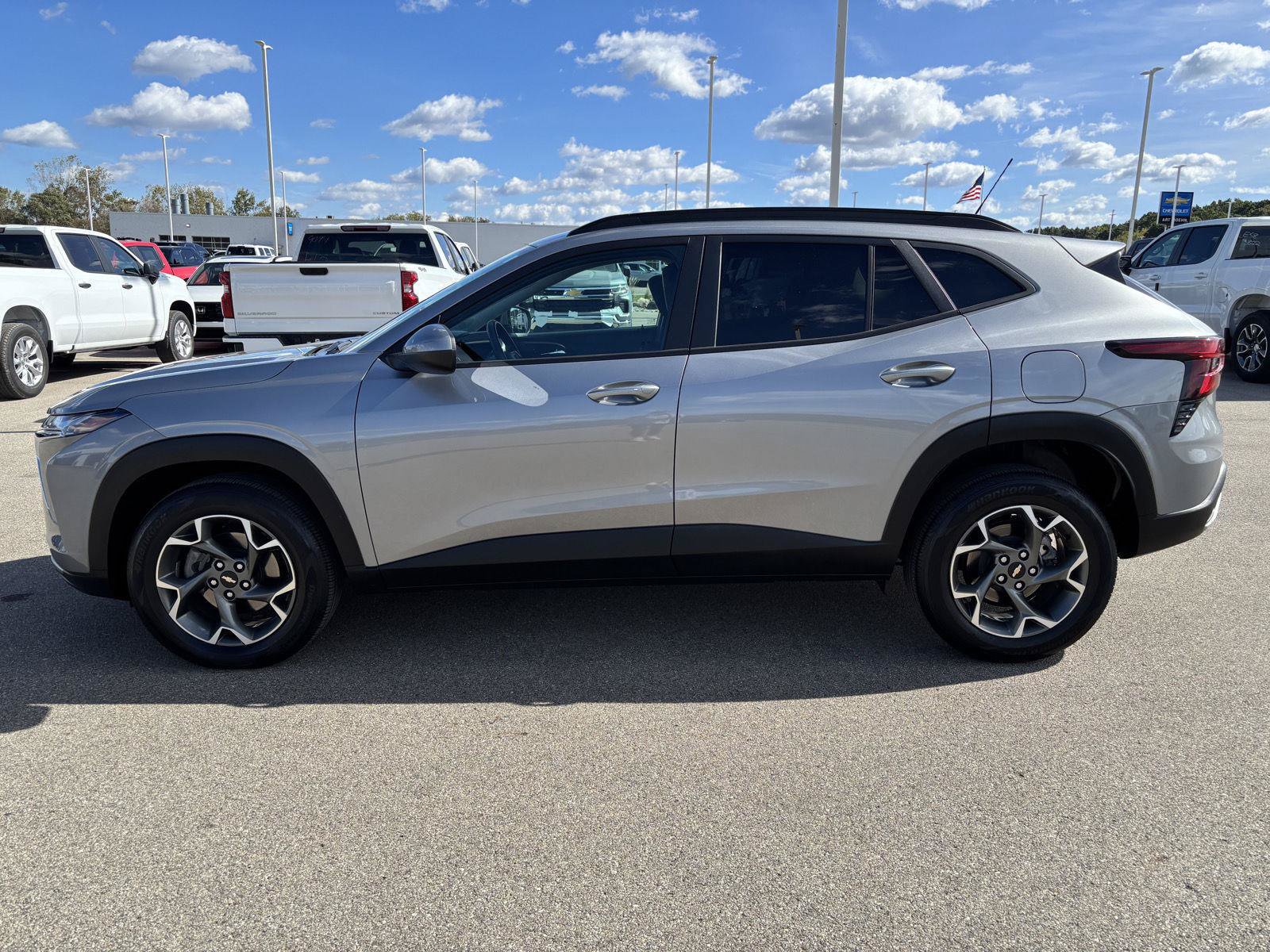 Used 2024 Chevrolet Trax LT w/ Driver Confidence Package FWD image 2
