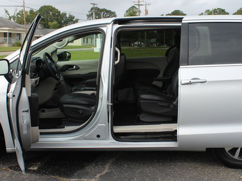 Used 2024 Chrysler Pacifica Select image 4