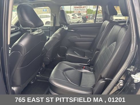 Used 2025 Toyota Highlander XLE AWD/4WD image 18