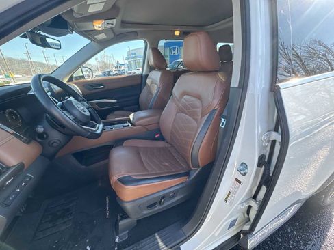 Used 2023 Nissan Pathfinder Platinum image 21
