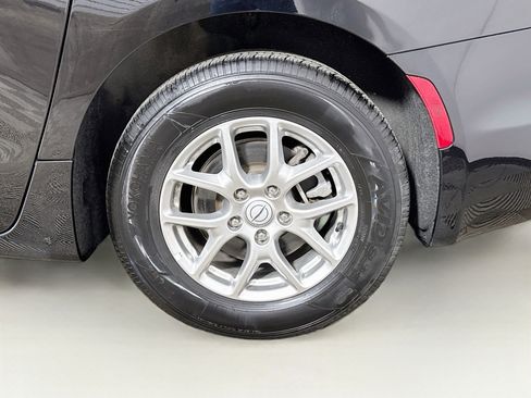 Used 2025 Chrysler Pacifica Select FWD image 28
