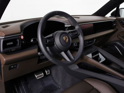 Used 2025 Porsche Macan 4 Electric image 4