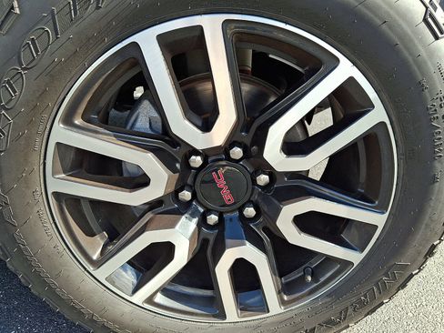 Used 2024 GMC Sierra 1500 AT4 w/ Technology Package AWD/4WD image 8