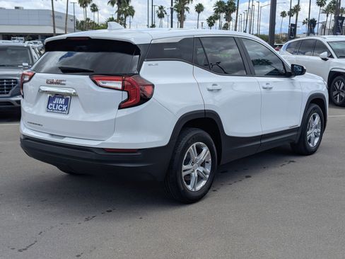 Used 2024 GMC Terrain SLE FWD image 2