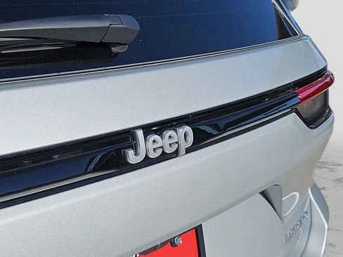 Used 2025 Jeep Grand Cherokee Laredo X image 11