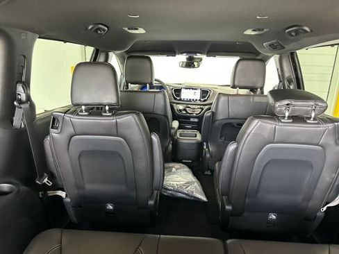 New 2025 Chrysler Pacifica Select image 9