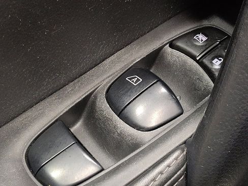 Used 2021 Nissan Rogue Sport S image 27