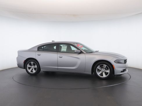 Used 2016 Dodge Charger SXT image 31