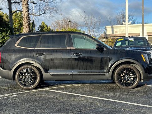 Used 2022 Kia Telluride SX w/ SX Prestige Package image 3