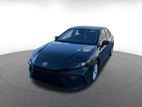 Used 2025 Toyota Camry LE image 8