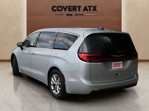 Used 2026 Chrysler Pacifica Limited FWD image 3