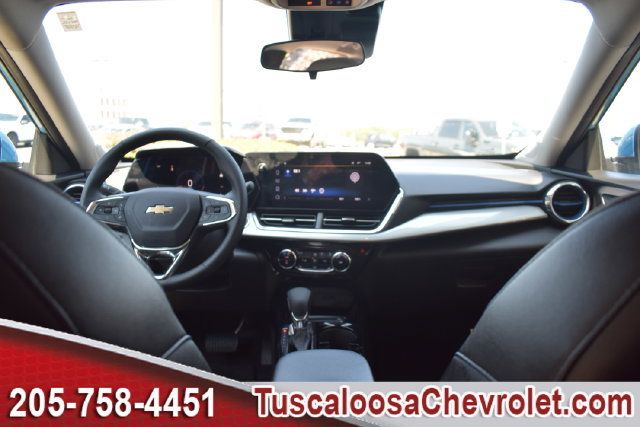 Used 2025 Chevrolet Trax LT w/ Driver Confidence Package FWD image 3