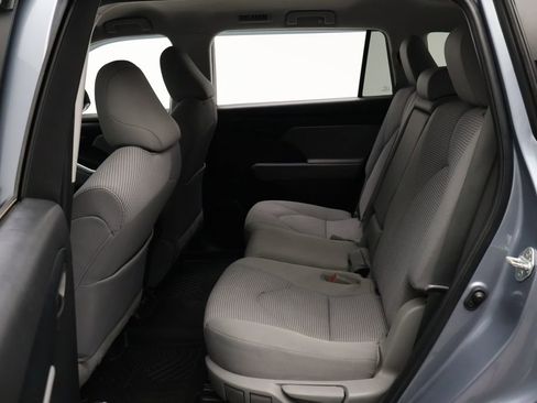 Used 2023 Toyota Highlander LE FWD image 19