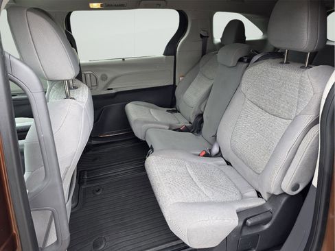 Used 2022 Toyota Sienna LE image 11