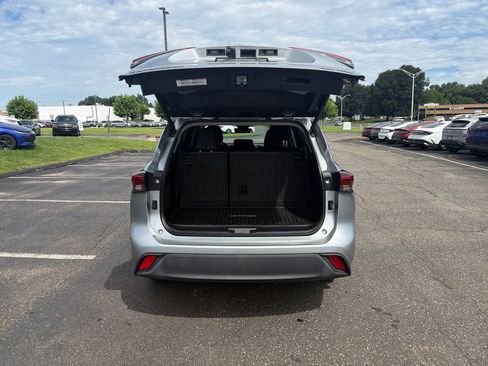 Used 2020 Toyota Highlander XLE AWD/4WD image 25