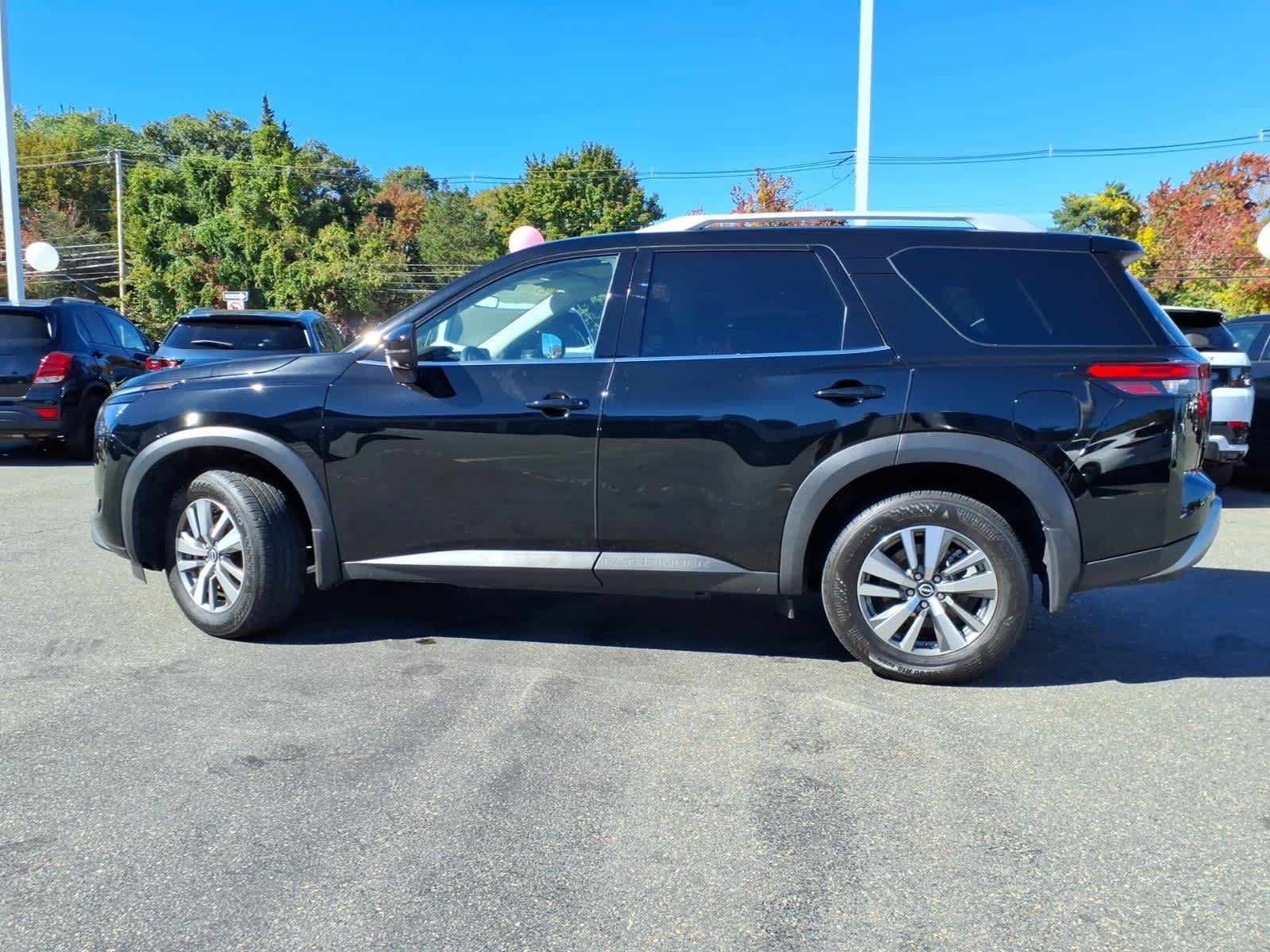Used 2025 Nissan Pathfinder SL w/ Black Appearance Package AWD/4WD image 8