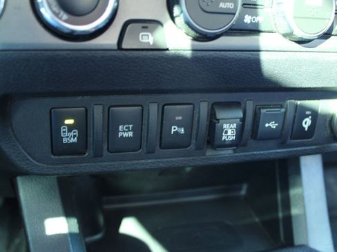 Used 2020 Toyota Tacoma TRD Sport image 32