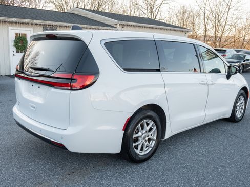 Used 2024 Chrysler Pacifica Touring-L image 10