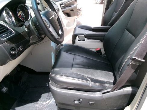Used 2016 Chrysler Town & Country Touring FWD image 13