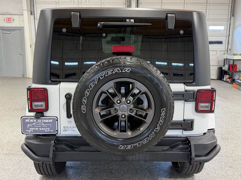 Used 2018 Jeep Wrangler Sport AWD/4WD image 3