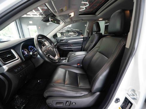 Used 2019 Toyota Highlander XLE AWD/4WD image 9