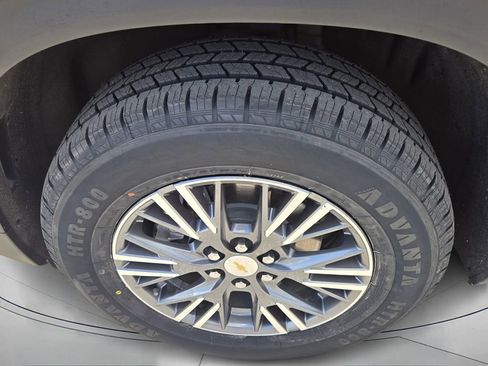 Used 2025 Chevrolet Traverse LT image 8