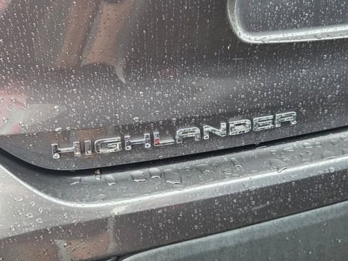 Used 2021 Toyota Highlander LE FWD image 5