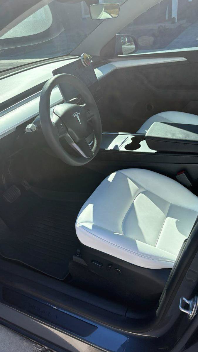 Used 2023 Tesla Model Y 2WD image 3