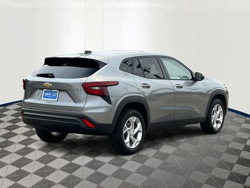 Used 2024 Chevrolet Trax LS w/ LS Convenience Package FWD image 5