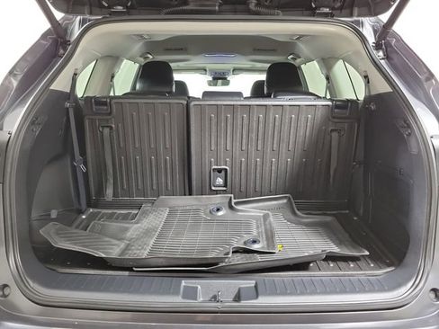 Used 2024 Toyota Highlander XLE AWD/4WD image 10