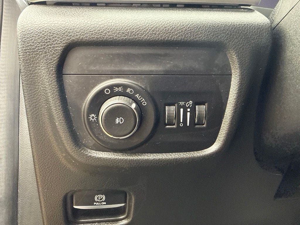 Used 2023 Jeep Grand Cherokee L Limited AWD/4WD image 29