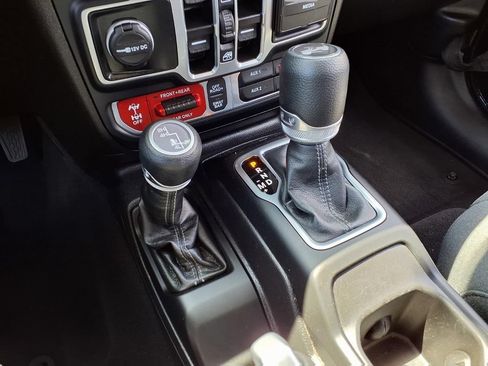 Used 2025 Jeep Wrangler Unlimited Rubicon AWD/4WD image 11