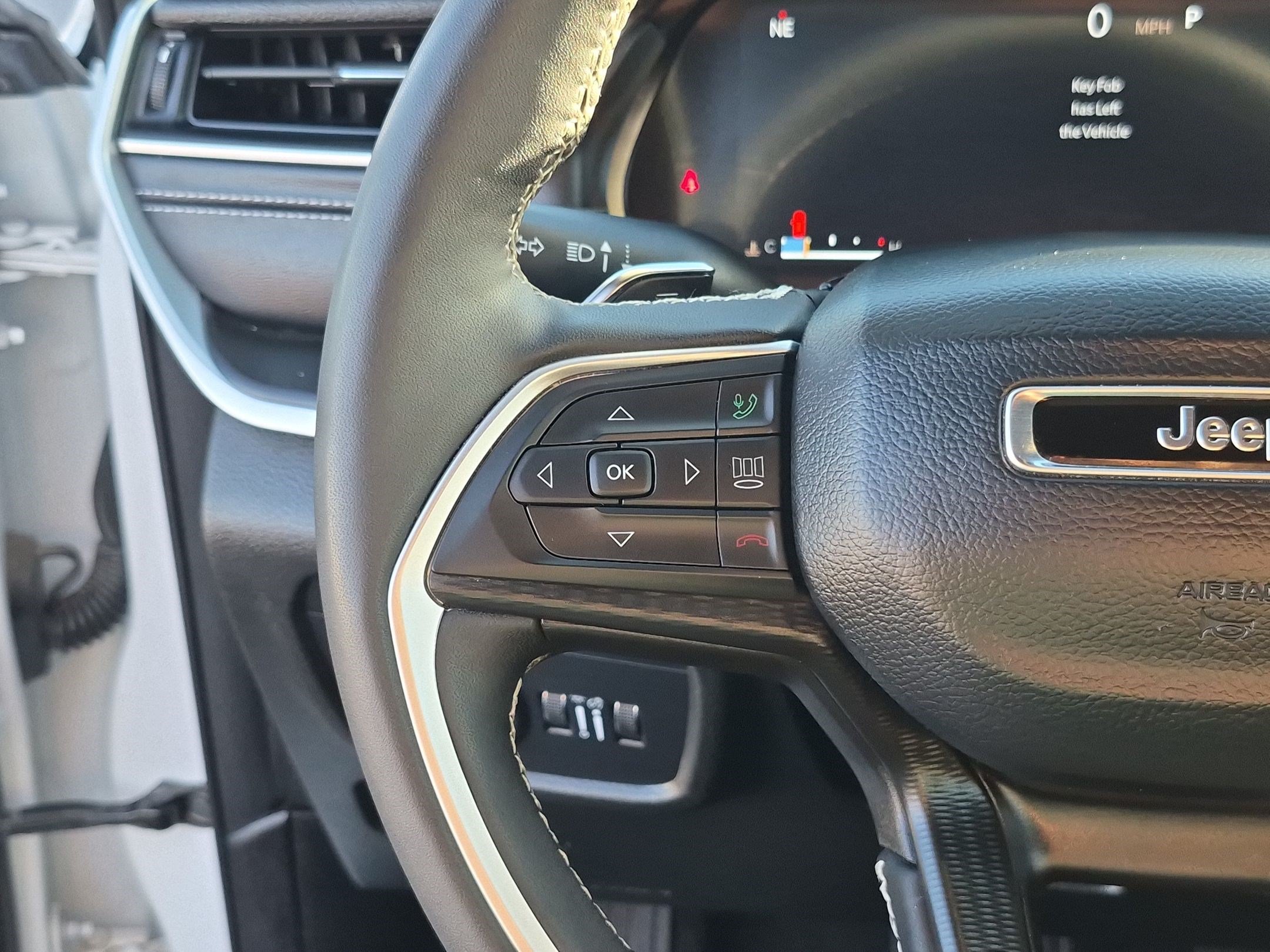 Used 2025 Jeep Grand Cherokee Altitude AWD/4WD image 20